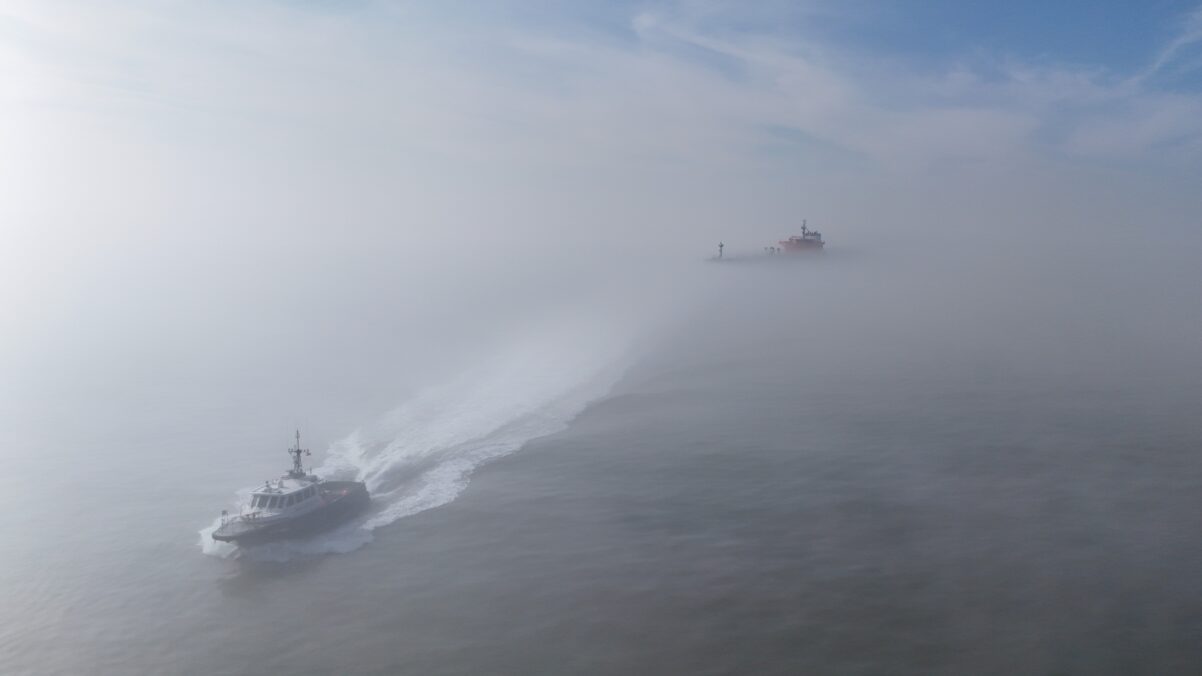 Strait of Hormuz and Global Trade: How the Blockade Hits Fertilizers, Aluminum, Helium, and Basic Needs