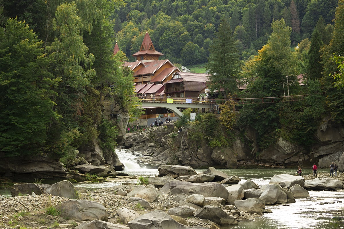 Holidays During Wartime: How Ukrainians’ Travel Habits Have Changed in 2026